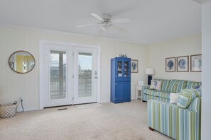 TV - 5586- Gabe and Abe's Ocean Breeze, | Oceanside | Nags Head | Sleeps 8 (Nags Head)