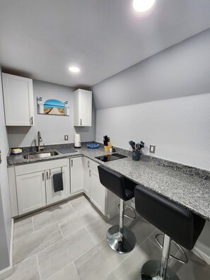 Kühlschrank, Mikrowelle, Herdplatte, Toaster