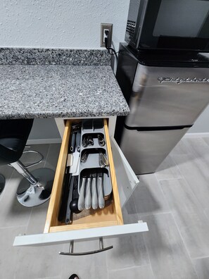 Kühlschrank, Mikrowelle, Herdplatte, Toaster