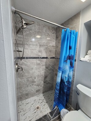 Secadora de cabello, toallas, papel de baño 