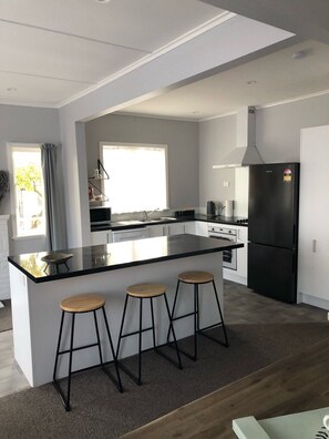 Private kitchen - Nights on Broadway - House in beautiful vibrant Matamata. (Matamata)