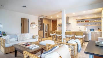 Smart-tv, eldstad, dvd-spelare och böcker