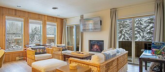 Sawtooth Ski Condo - Hot Tub + Walk to Ski Slopes!