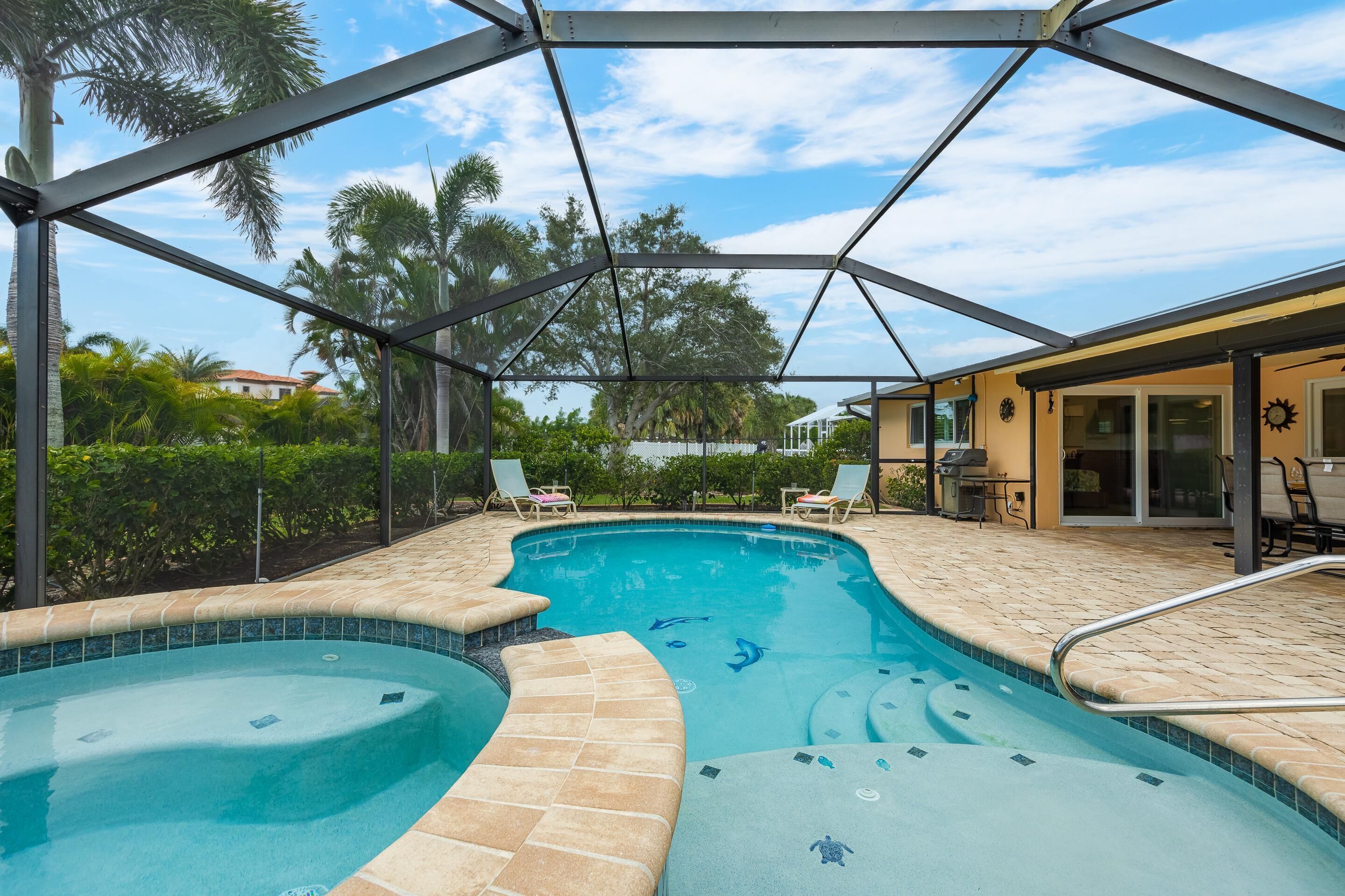 Yacht Club - Walk to Beach, Restaurant/Bar! Heated Saltwater Pool  - Villa Beachside Bliss - Roelens