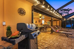 Outdoor dining - Yacht Club - Walk to Beach, Restaurant/Bar! Heated Saltwater Pool  - Villa Beachside Bliss - Roelens (Cape Coral)