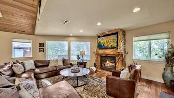 电视、壁炉、书、立体声音响