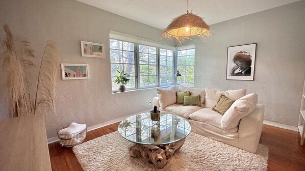 Living area - Charming Historic Miami Beach Apartment - Only a 7-minute walk to the beach! (Miami Beach)