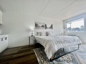 Iron/ironing board, WiFi, bed sheets