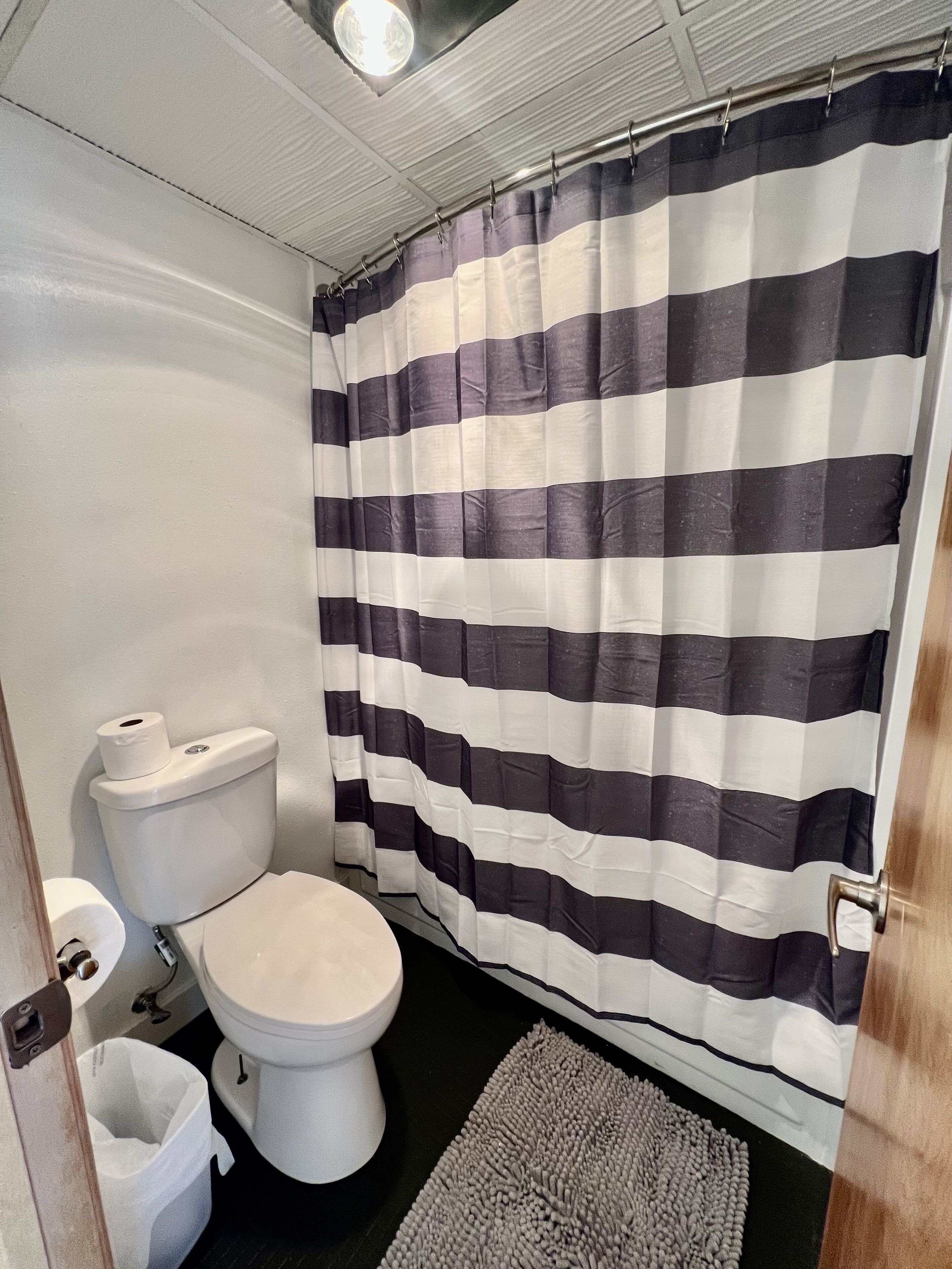 Sèche-cheveux, serviettes fournies, savon, papier toilette