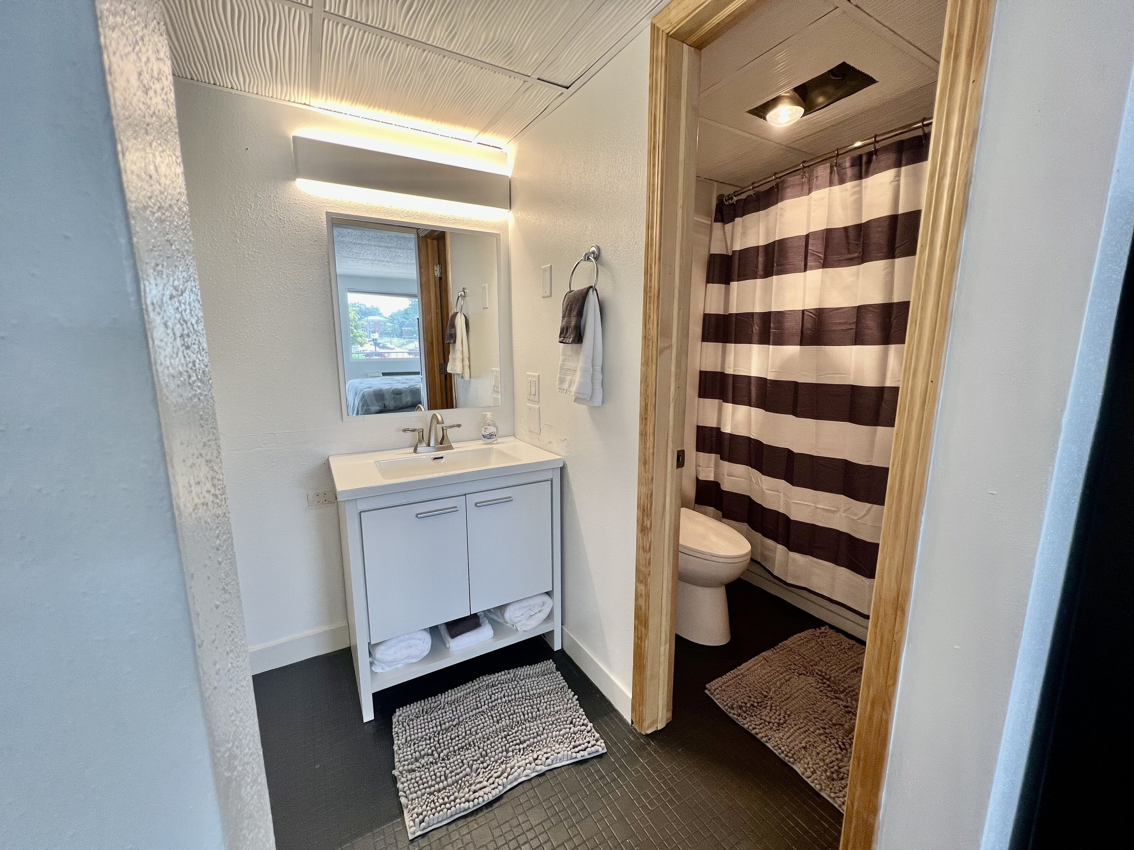 Secadora de cabello, toallas, jabón, papel de baño 