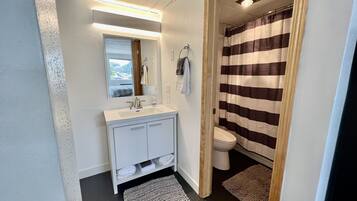 Hårtørrer, håndklæder, Sæbe, Toiletpapir