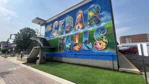Un murale con la scritta "CEDAR FALLS" su un edificio.
