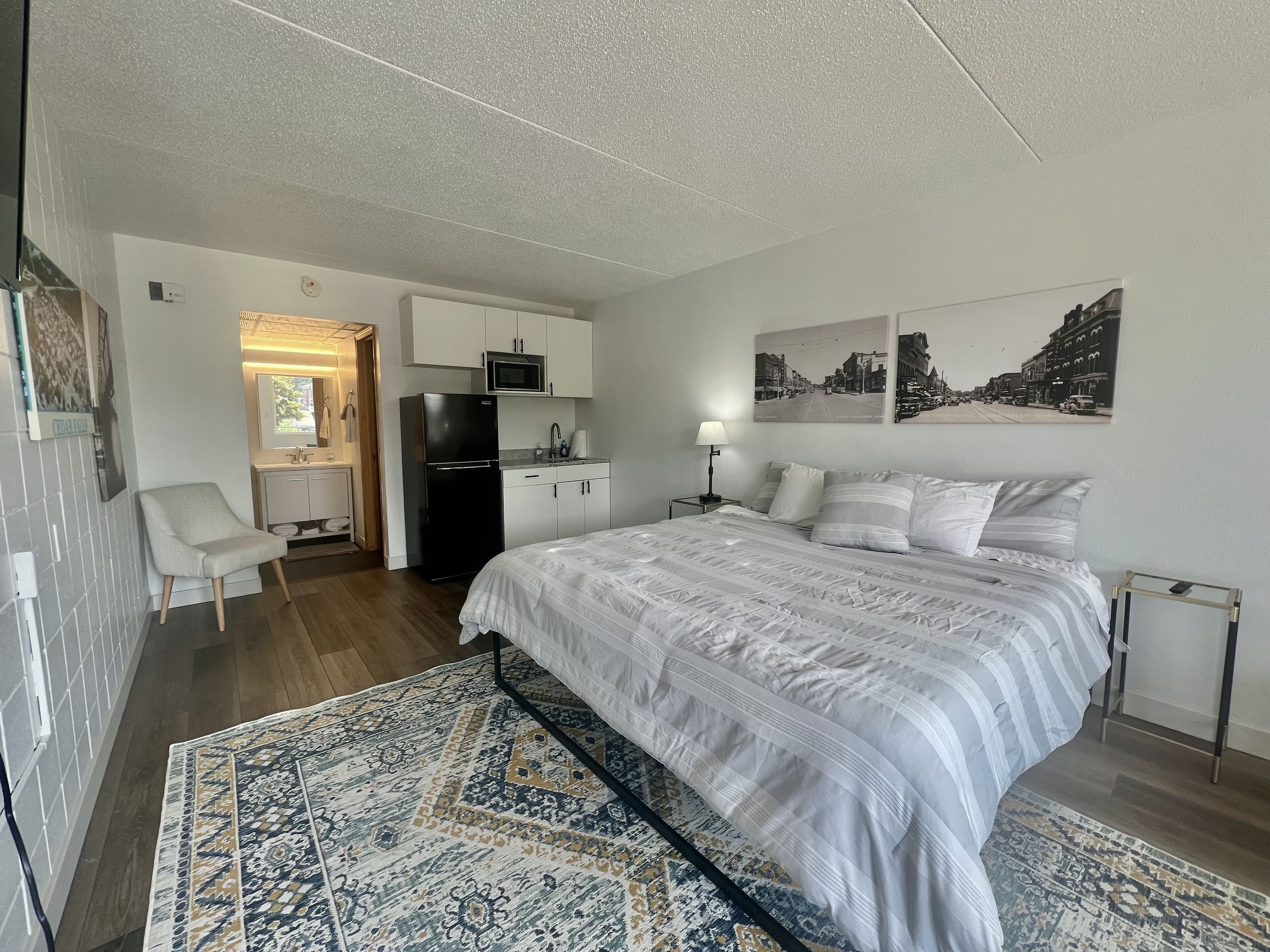 Tabla de planchar con plancha, wifi y ropa de cama 