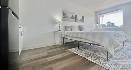Lindell - Updated Downtown Studio - One Block From Main Street - King Bed!