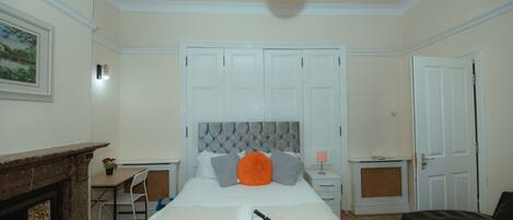 Superior Double Room, 1 King Bed with Sofa bed, Shared Bathroom | Memory foam beds, individually decorated, individually furnished, desk