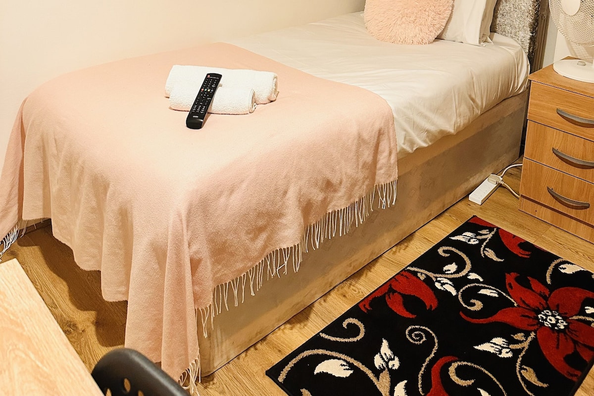 Classic Single Room, Shared Bathroom