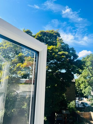 Enkeltrom – classic, delt bad | Memory foam-senger, individuelt dekorert og individuelt innredet