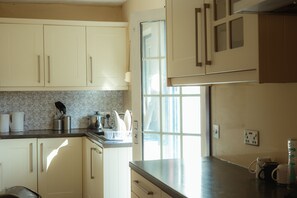 Großer Kühlschrank, Mikrowelle, Ofen, Geschirrspüler