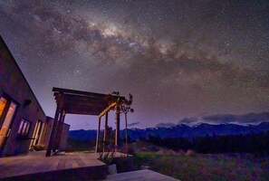 Fachada de la propiedad por la tarde o noche