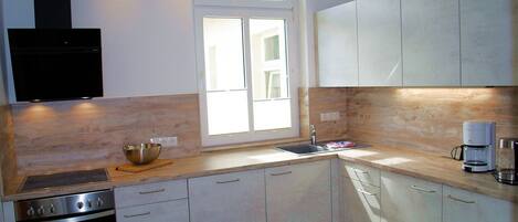 Fridge, oven, stovetop, dishwasher