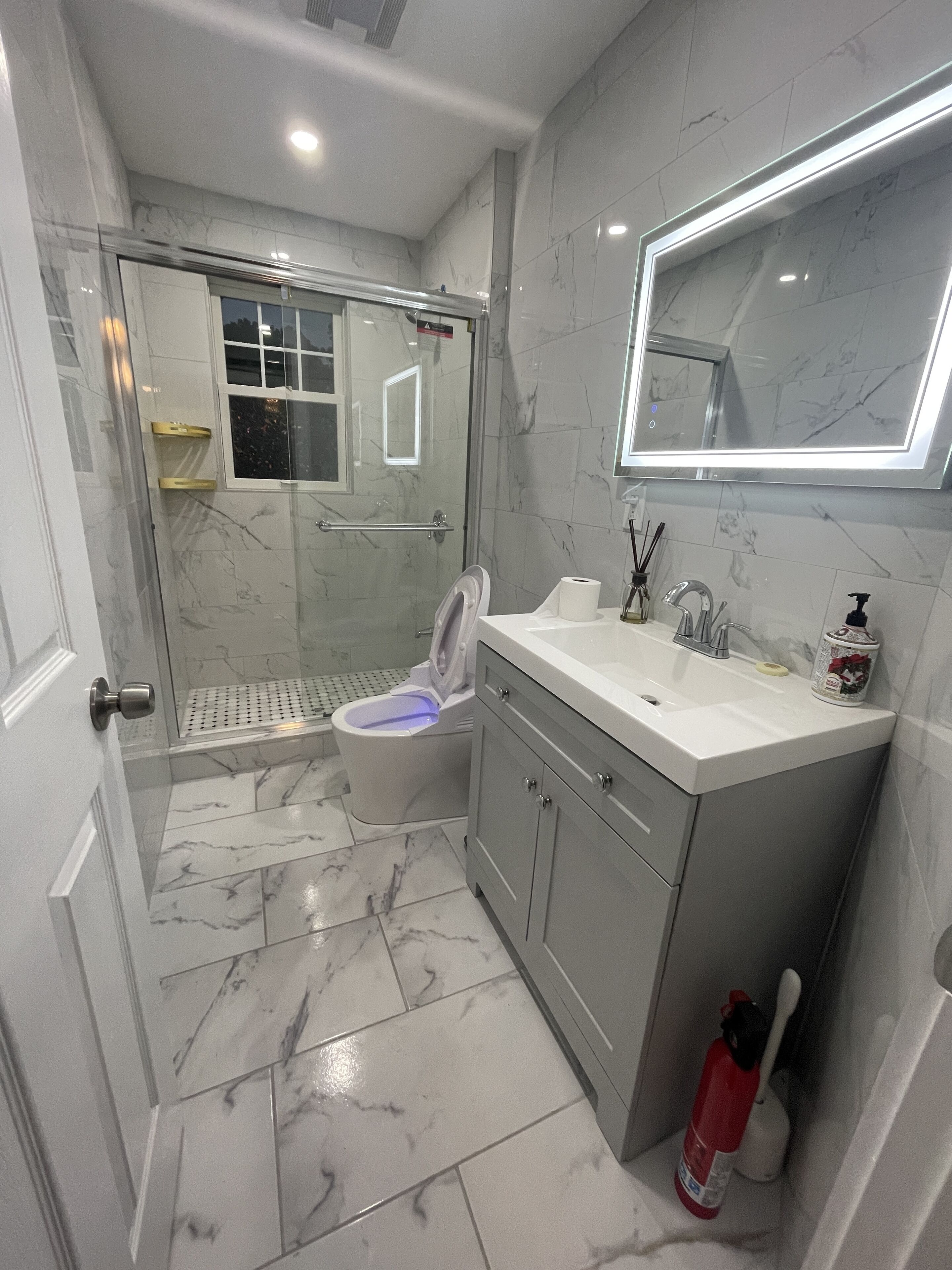 Een douche, een bubbelbad, een haardroger, een bidet