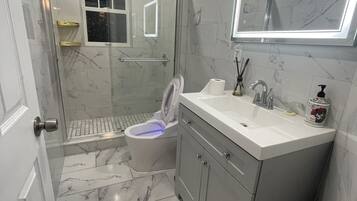 Een douche, een bubbelbad, een haardroger, een bidet