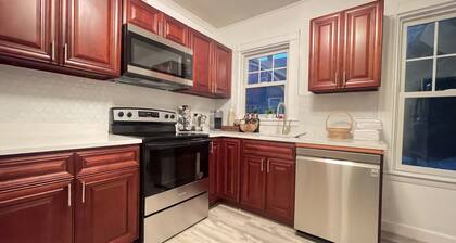 Beautiful Victorian home, Great view with balcony. Free parking.