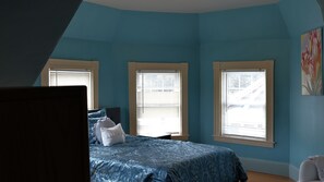 4 bedrooms, iron/ironing board, WiFi