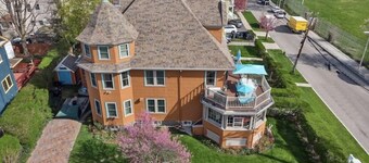 Beautiful Victorian home, Great view with balcony. Free parking.