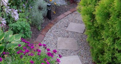 Lordship Charmer HAS IT ALL! Comfortable stay, accessible, family friendly!