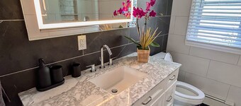 Lordship Charmer HAS IT ALL! Comfortable stay, accessible, family friendly!
