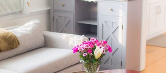 Lordship Charmer HAS IT ALL! Comfortable stay, accessible, family friendly!