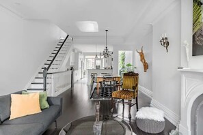 TV - Elegant, Restored Victorian House With a BBQ in Cabbagetown
(Toronto)