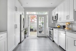 Fridge, microwave, oven, dishwasher - Elegant, Restored Victorian House With a BBQ in Cabbagetown
(Toronto)