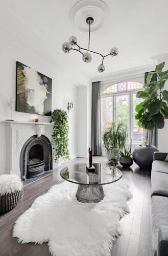 Elegant, Restored Victorian House With a BBQ in Cabbagetown
