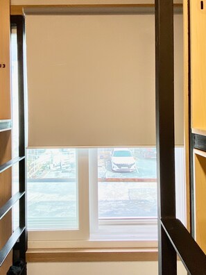 304 (Woman Only Dormitory) | Decoración individual, cortinas opacas, tabla de planchar con plancha