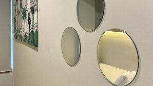 302 (Woman Only Private Room) | 遮光窗簾/窗簾、熨斗/熨衫板、獨特設計、床單