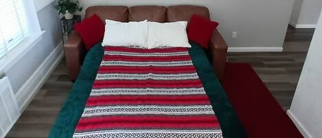 Deluxe-Apartment | Wohnbereich | 32-Zoll-Flachbildfernseher mit Satellitenempfang