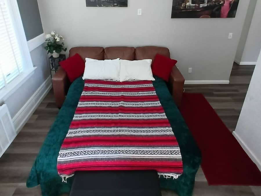 Suite 201 (Pet Friendly) | Living area | 32-inch flat-screen TV with satellite channels