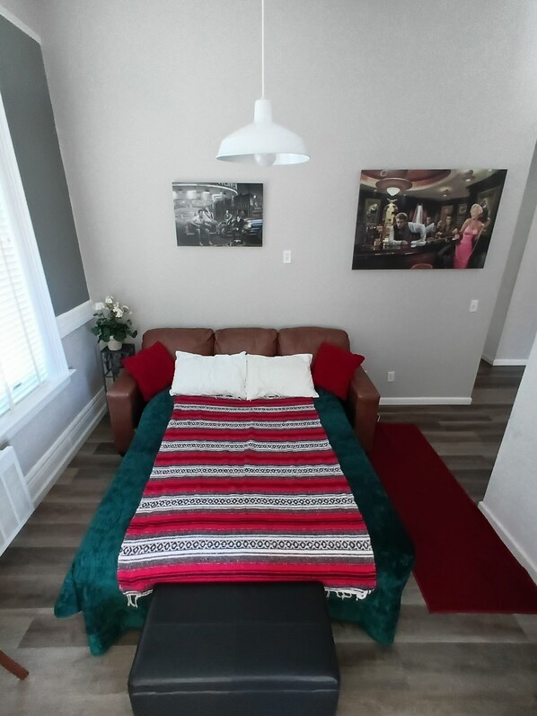 Deluxe-huoneisto | Oleskelualue | 32–tuumainen taulutelevisio, jossa satelliittikanavat