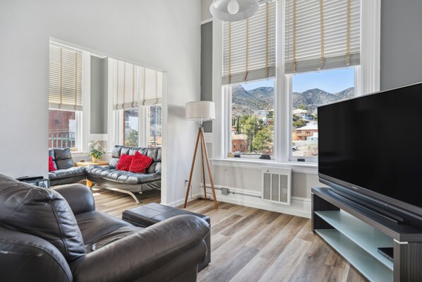 Suite 201 (Pet Friendly) | Living area