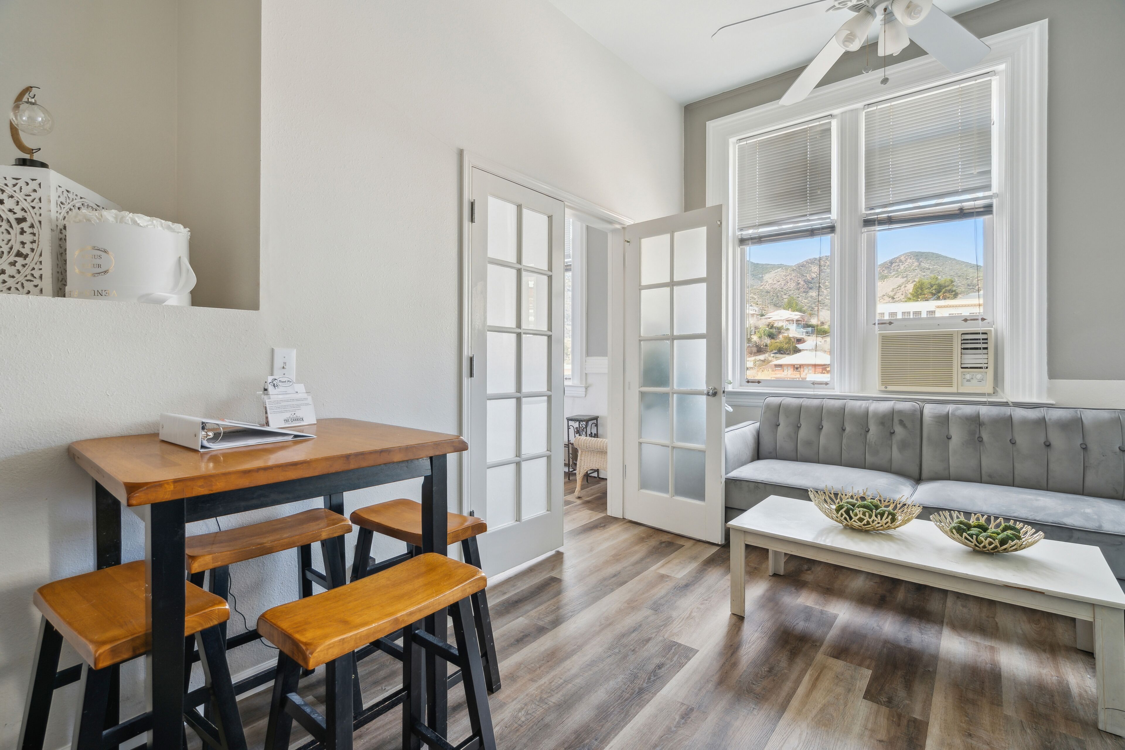 Deluxe-huoneisto | Ruokailu omassa huoneessa