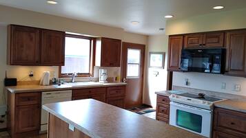 Microondas, horno, parrilla de estufa y lavavajillas