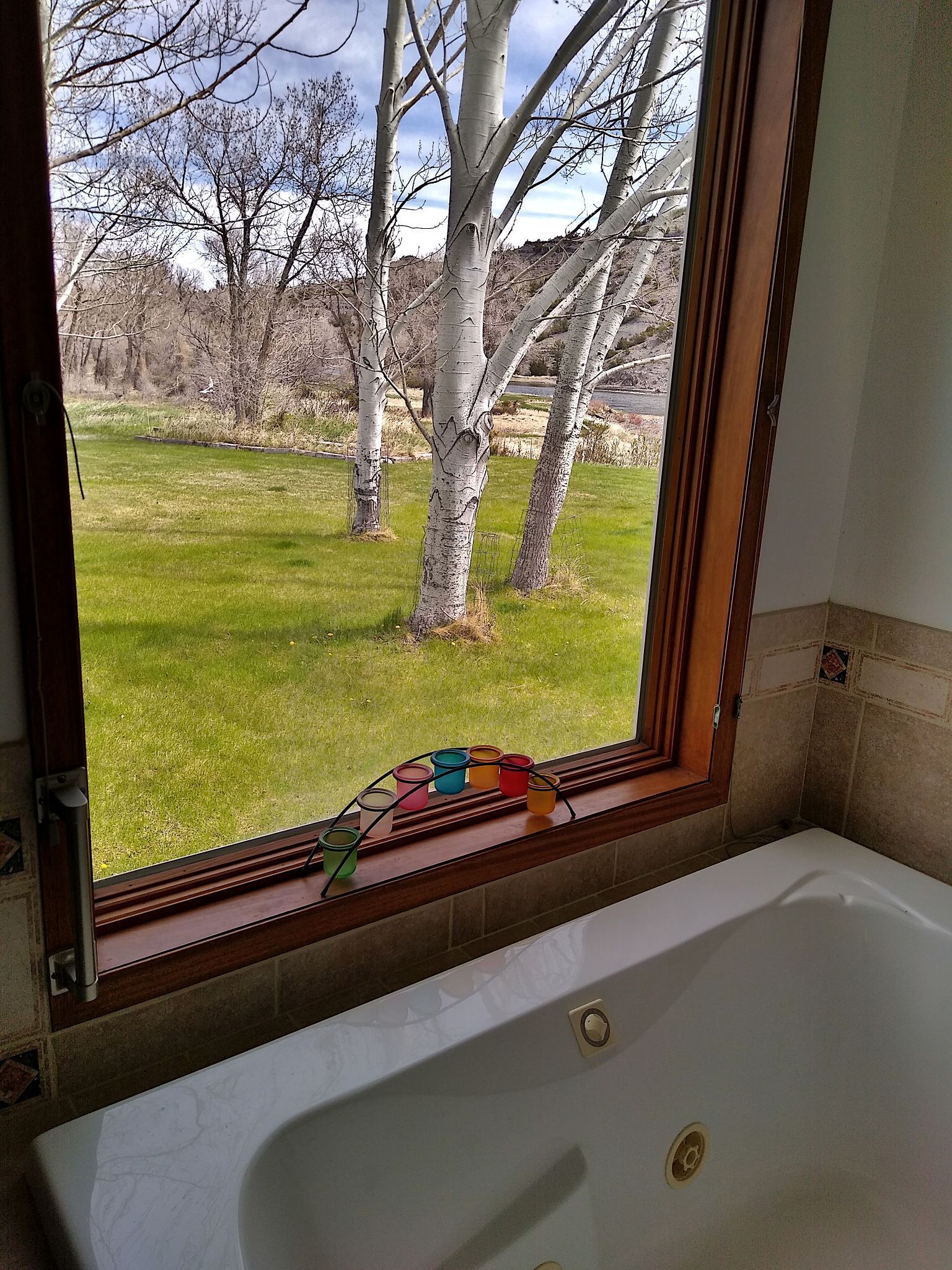 Tina de hidromasaje, secadora de cabello, toallas, jabón 