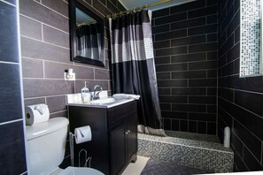 Combined shower/bathtub, towels