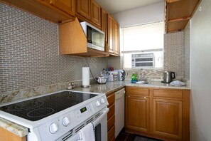 Fridge, microwave, oven, stovetop - Seven Arches - Studio in Warwick (Warwick)