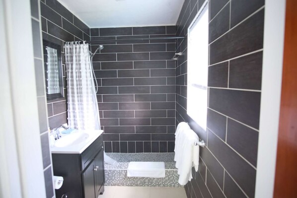 Combined shower/tub, towels