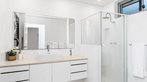 Douche, serviettes fournies