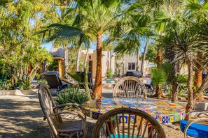 Outdoor dining - New, 2 king bed casita, Town Center, Private Gardens, 2 minutes to Beach   (Los Barriles)
