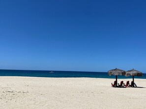 Espreguiçadeiras, toalhas de praia 